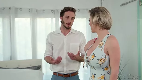 Mommy with hypnotizing cleavage Dee Williams bangs her handsome stepson